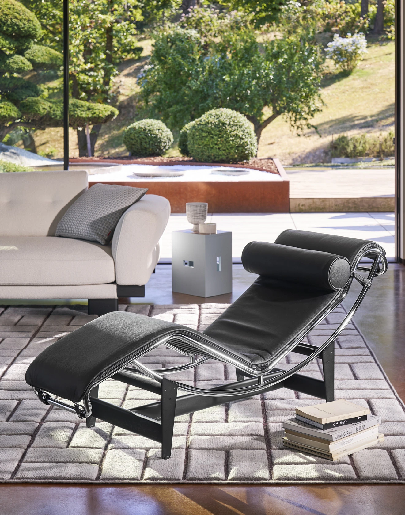 4 Chaise Longue à Réglage Continu — Leather · official Cassina photograph