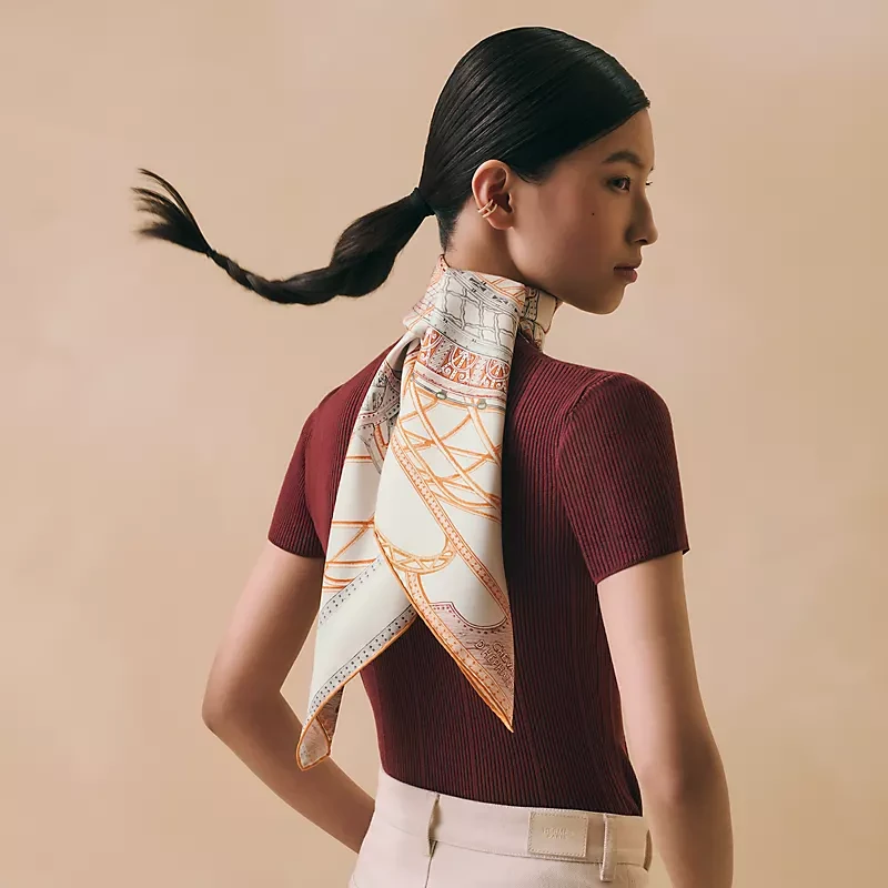 Chevaux d’Héphaïstos scarf 90 — Gris Perle / Orange / Vert de Gris · fotografía oficial Hermès