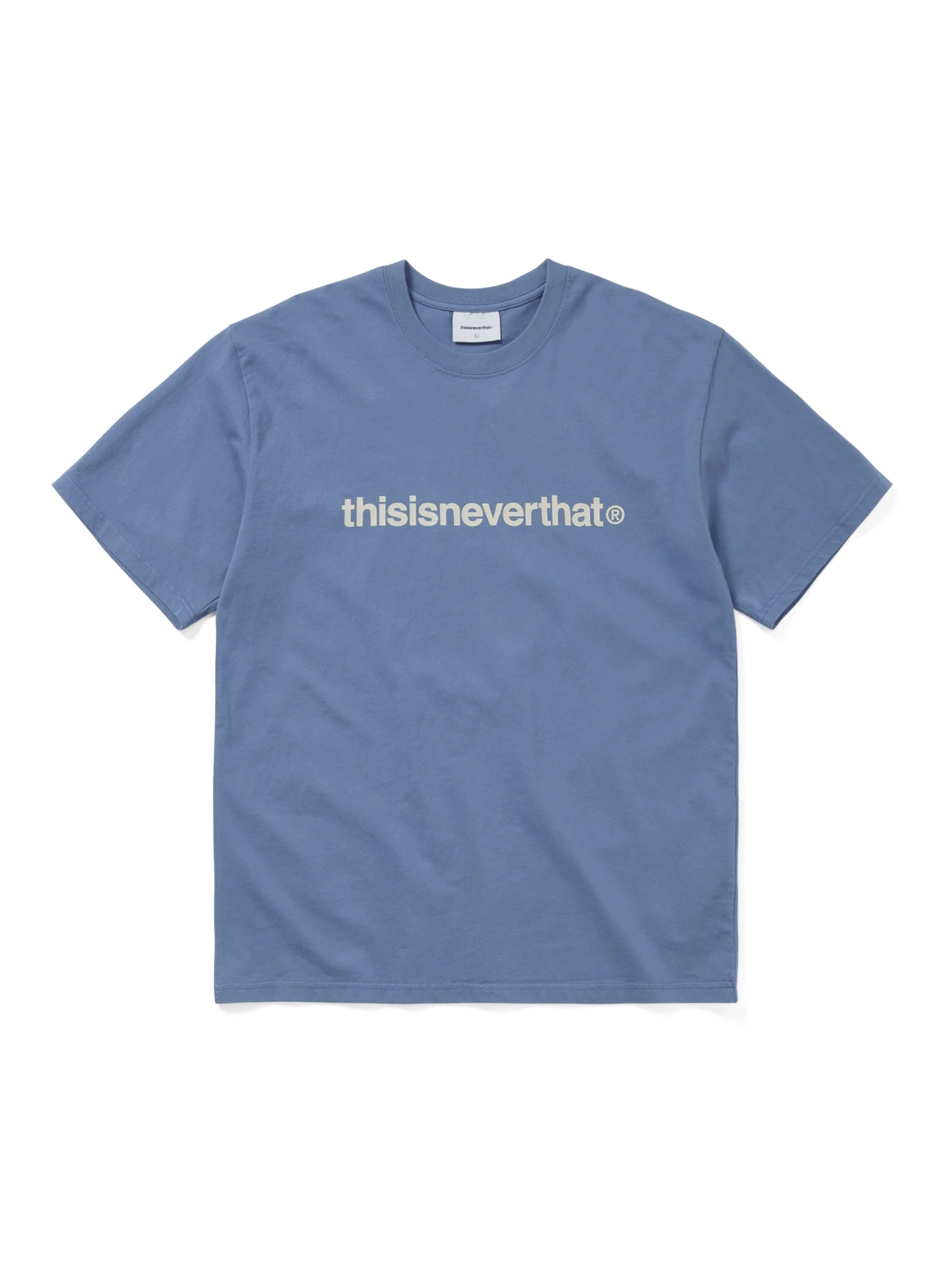 T-Logo Tee — Steel Blue · fotografía oficial thisisneverthat
