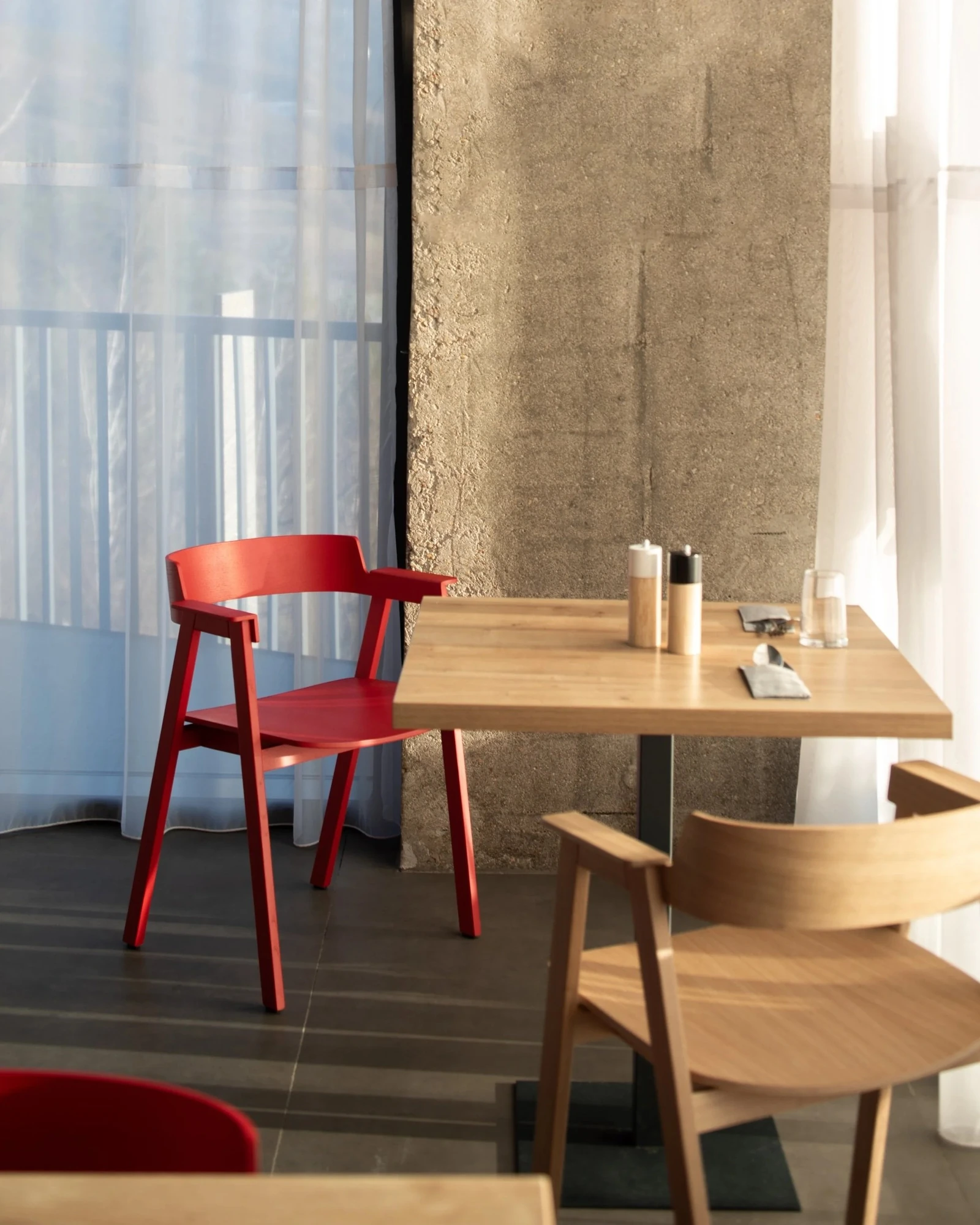 Flip Chair — Oak, Red, Veneer Seat · fotografía oficial Gazzda