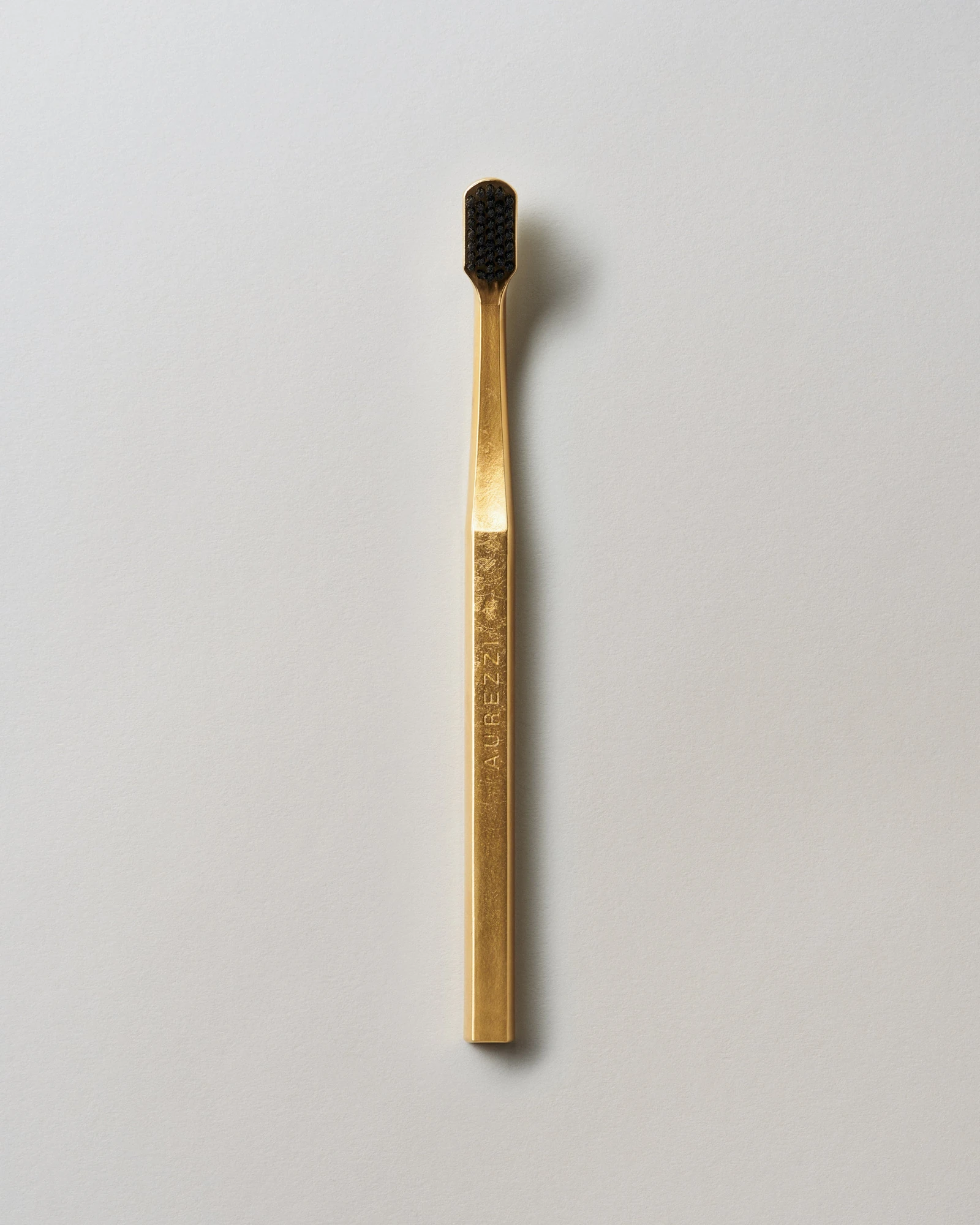 Toothbrush Gold/Black · fotografía oficial AUREZZI