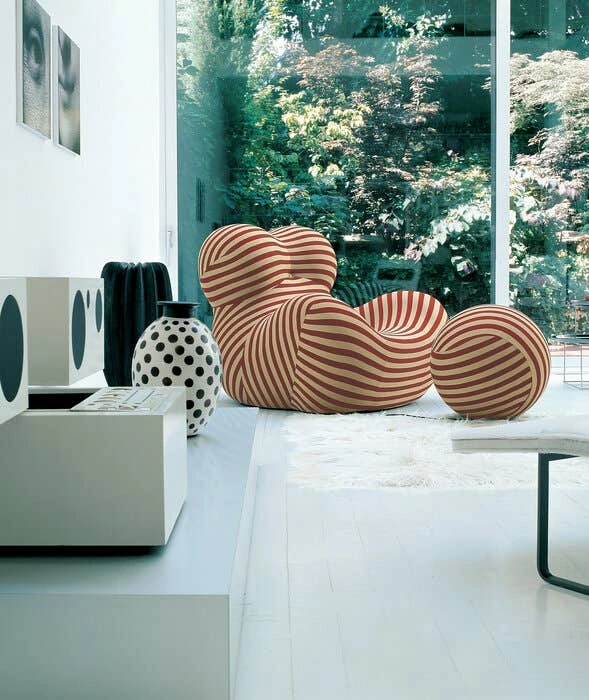 UP5_6 Armchair and Ottoman official product image