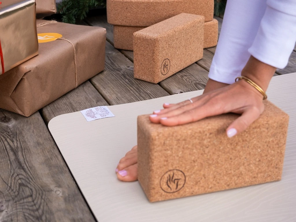 Brique de yoga Iyengar en liège — 23 × 12 × 7,5 cm · photographie officielle Chin Mudra
