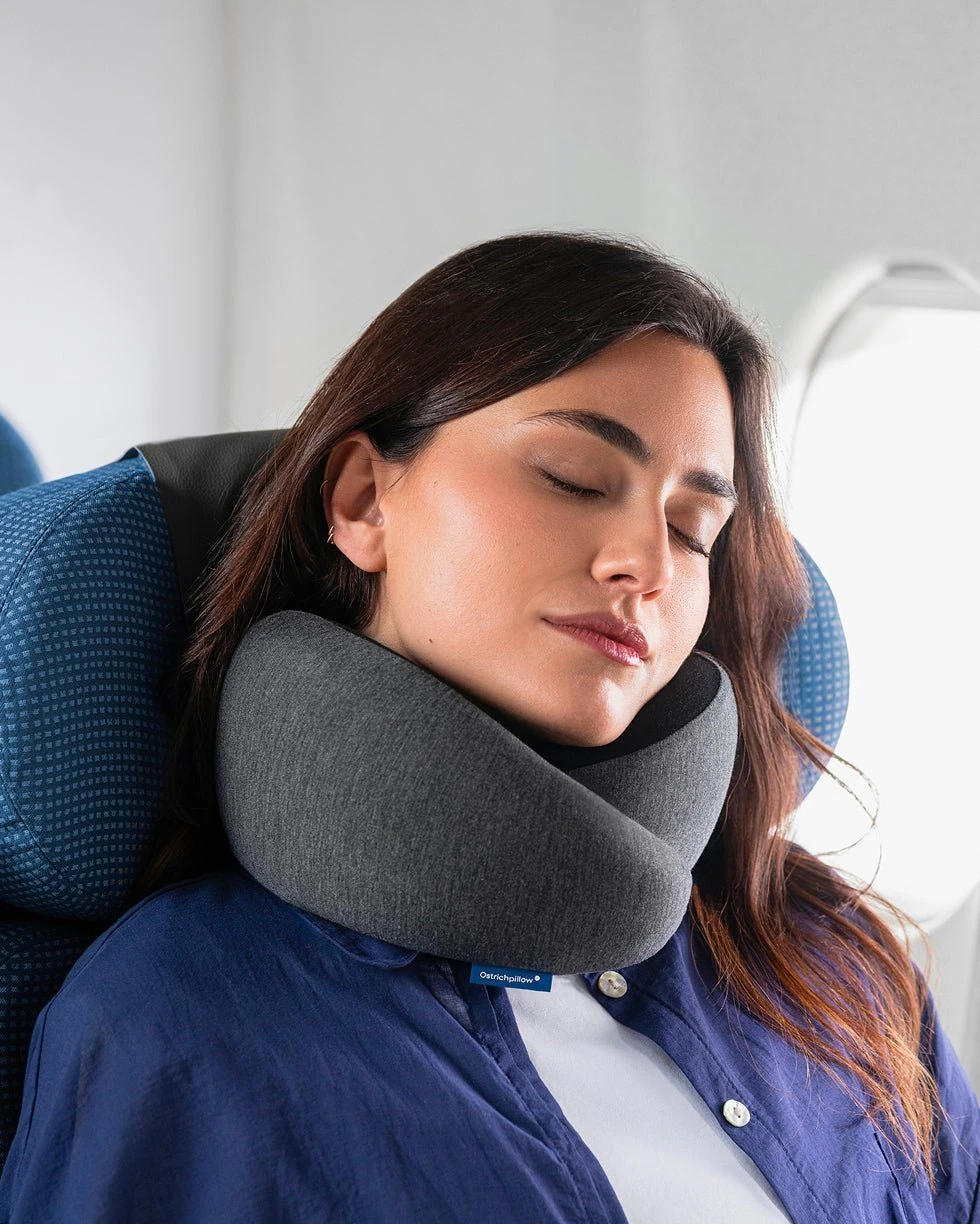 Go Neck Pillow — Midnight Grey, Regular · fotografía oficial Ostrichpillow